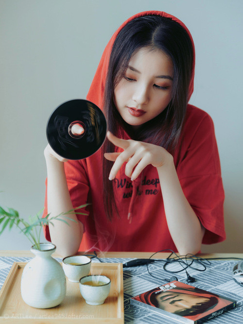 图卢兹通过快速边路传中形成威胁，图卢兹insa