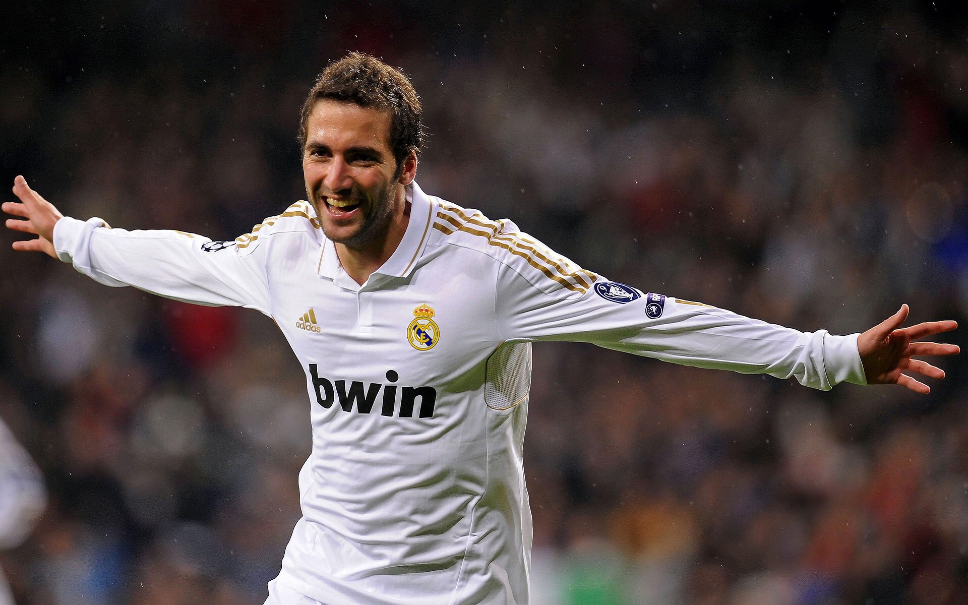 “法甲激斗正酣，豪门阵容争夺激烈”，法甲竞争激烈